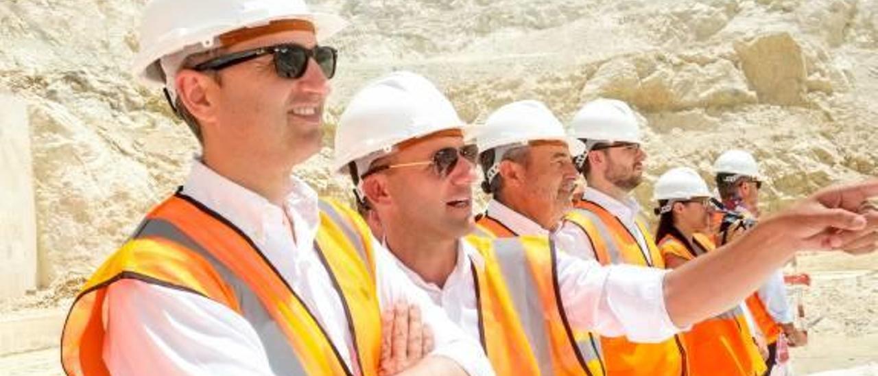 Sánchez, escuchando a Azorín en la cantera del Coto.