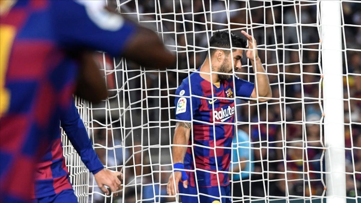 marcosl50038099 barcelona s uruguayan forward luis suarez reacts after missi190925095014 marcosl50038099 barcelona s uruguayan forward luis suarez reacts after missi190925095014