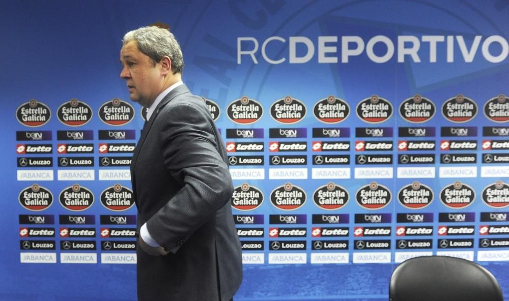 El presidente del Deportivo comparece en Riazor para explicar la destitución de Víctor Sánchez del Amo. "La confianza se construye poco a poco pero se destruye rápido", comentó ante los medios.