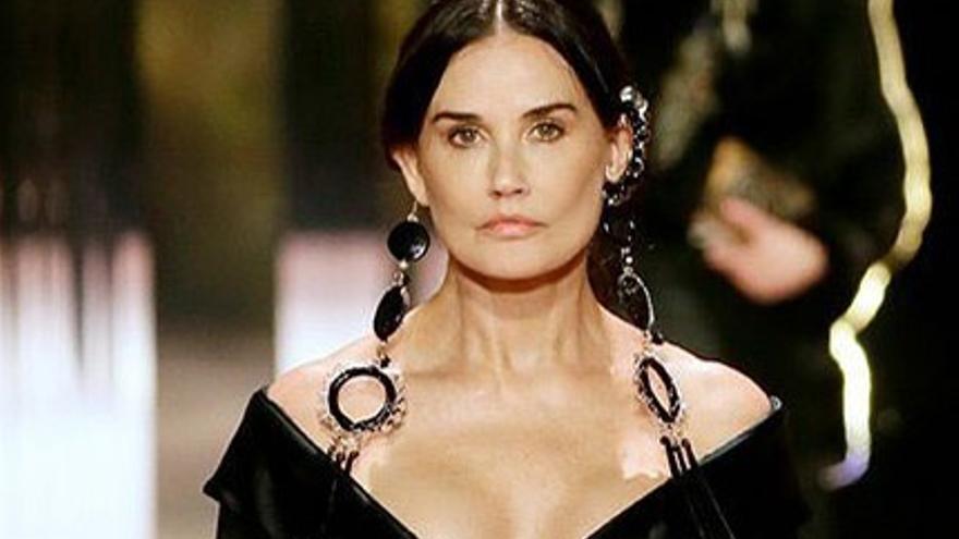 El impactante cambio físico de Demi Moore. ¿Qué se ha hecho en la cara?