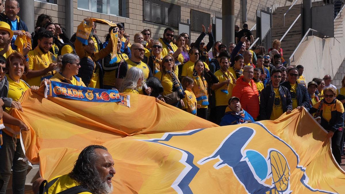 La marea amarilla durante su viaje a la isla vecina de Tenerife.