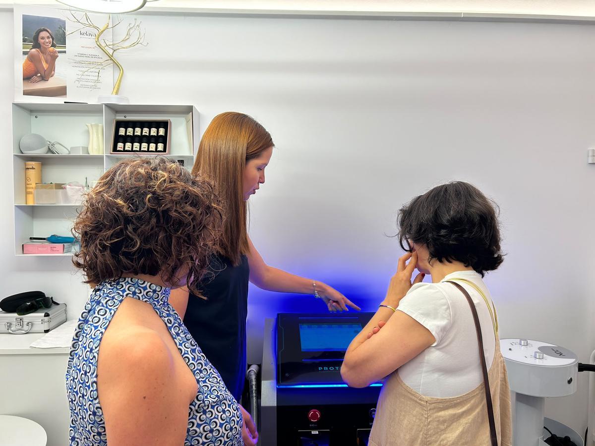 Las examinadoras preguntaron por el funcionamiento de un equipo estético multifunción empleado en tratamientos corporales.