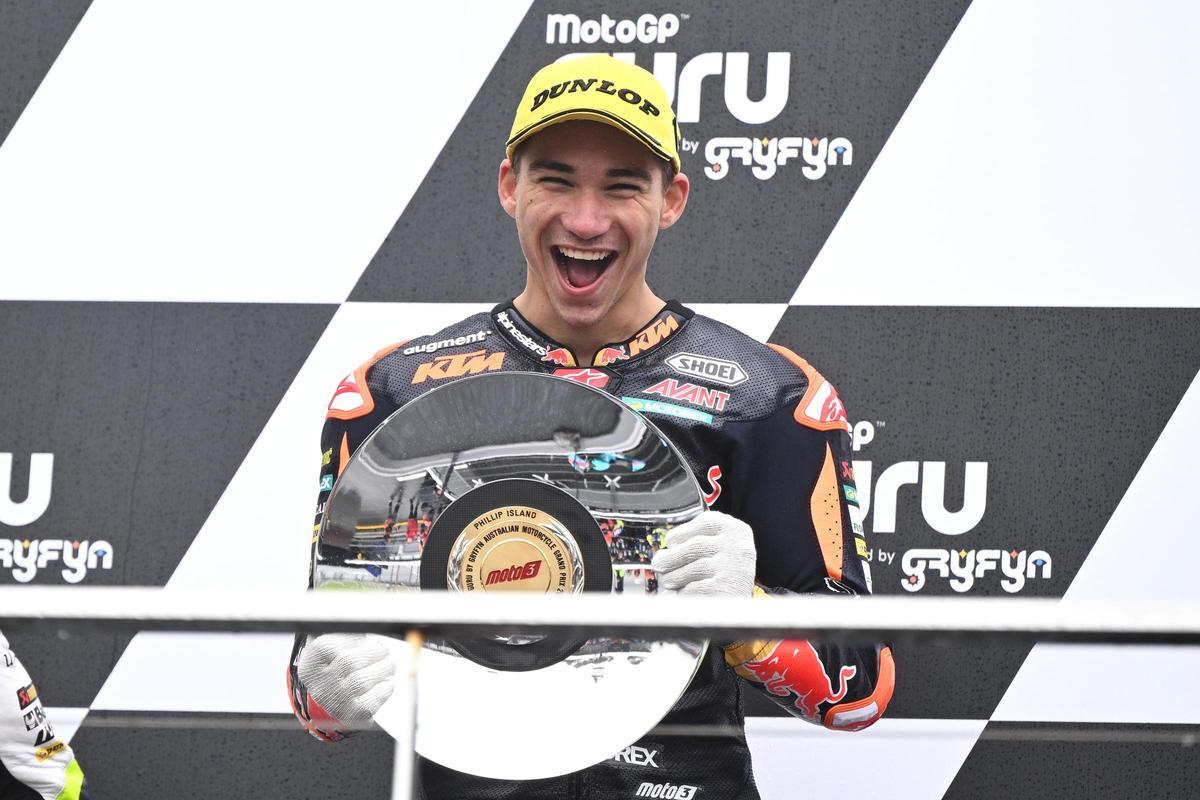 El turco Deniz Öncü, celebrando su récord en Moto3.