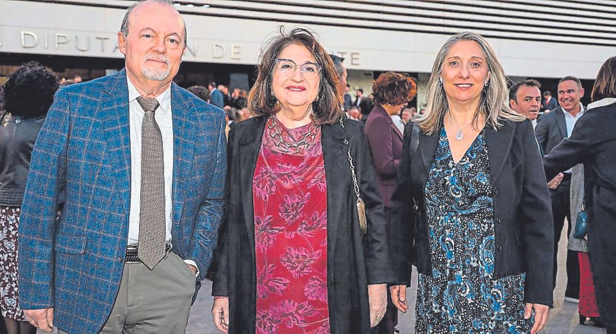 Jose Miguel Sempere, catedrático de Inmunología de la UA; la rectora de la Universidad de Alicante, Amparo Navarro, y María Jesús Pastor, vicerrectora de Transferencia, Emprendimiento y Divulgación Científica de la UA.