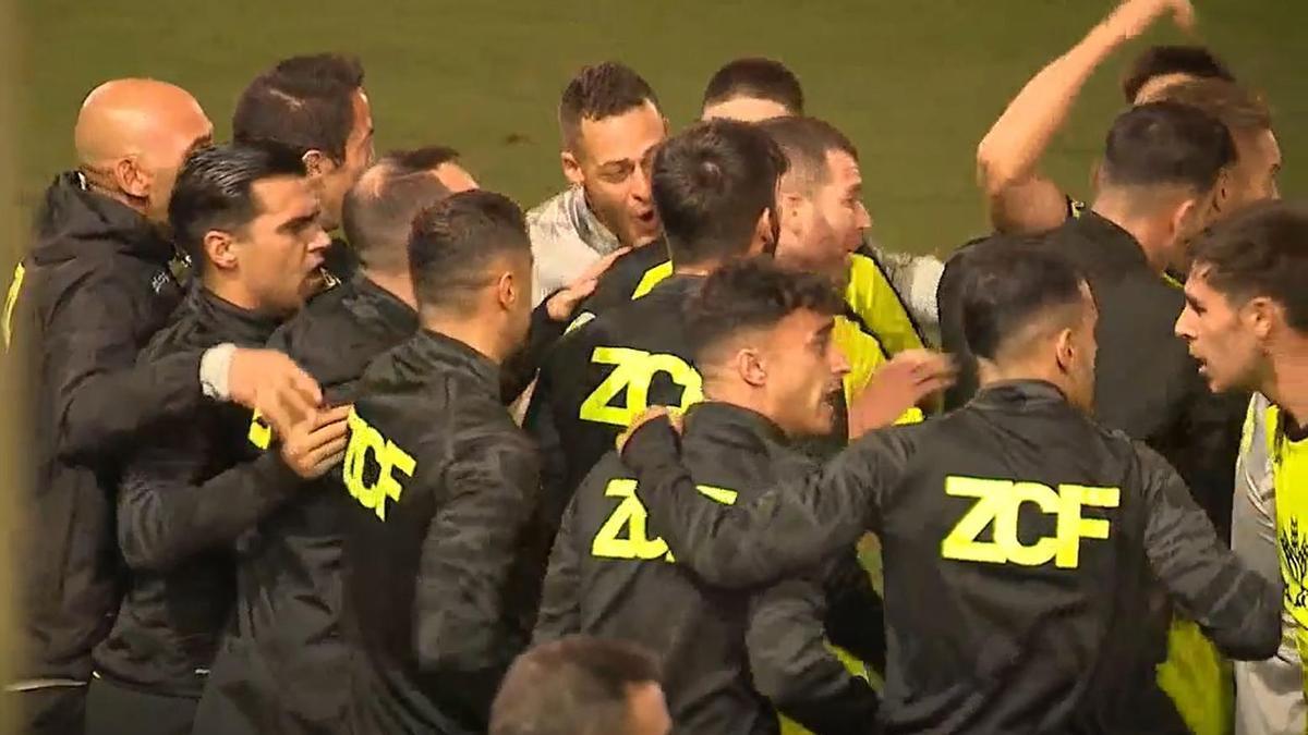 Los jugadores del Zamora celebran el solitario gol que no les sirvió para nada.