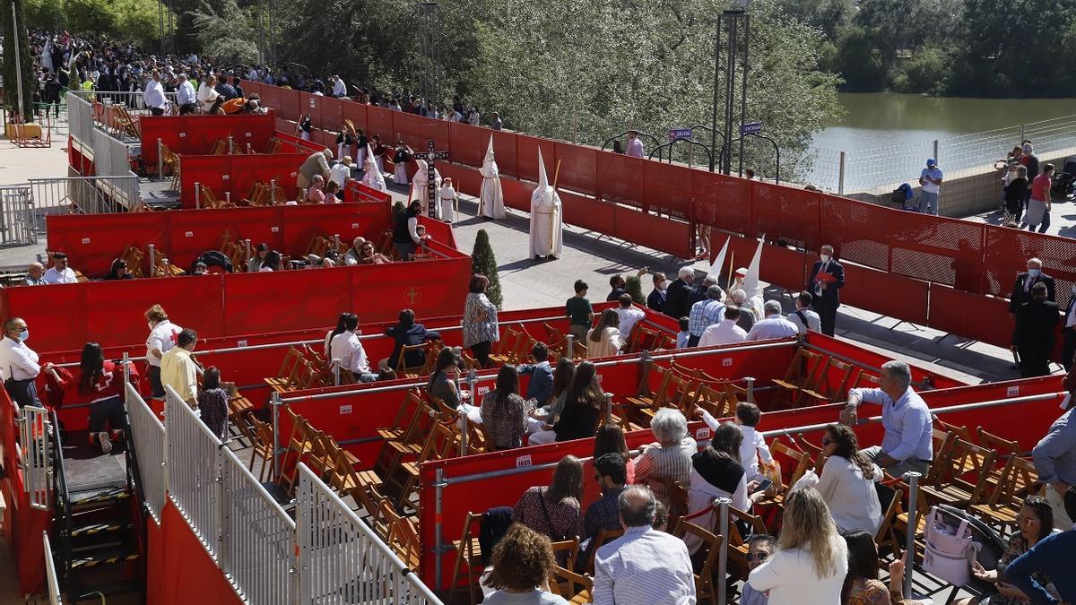 Palcos en la carrera oficial de la Semana Santa de Córdoba, en una imagen de 2022.