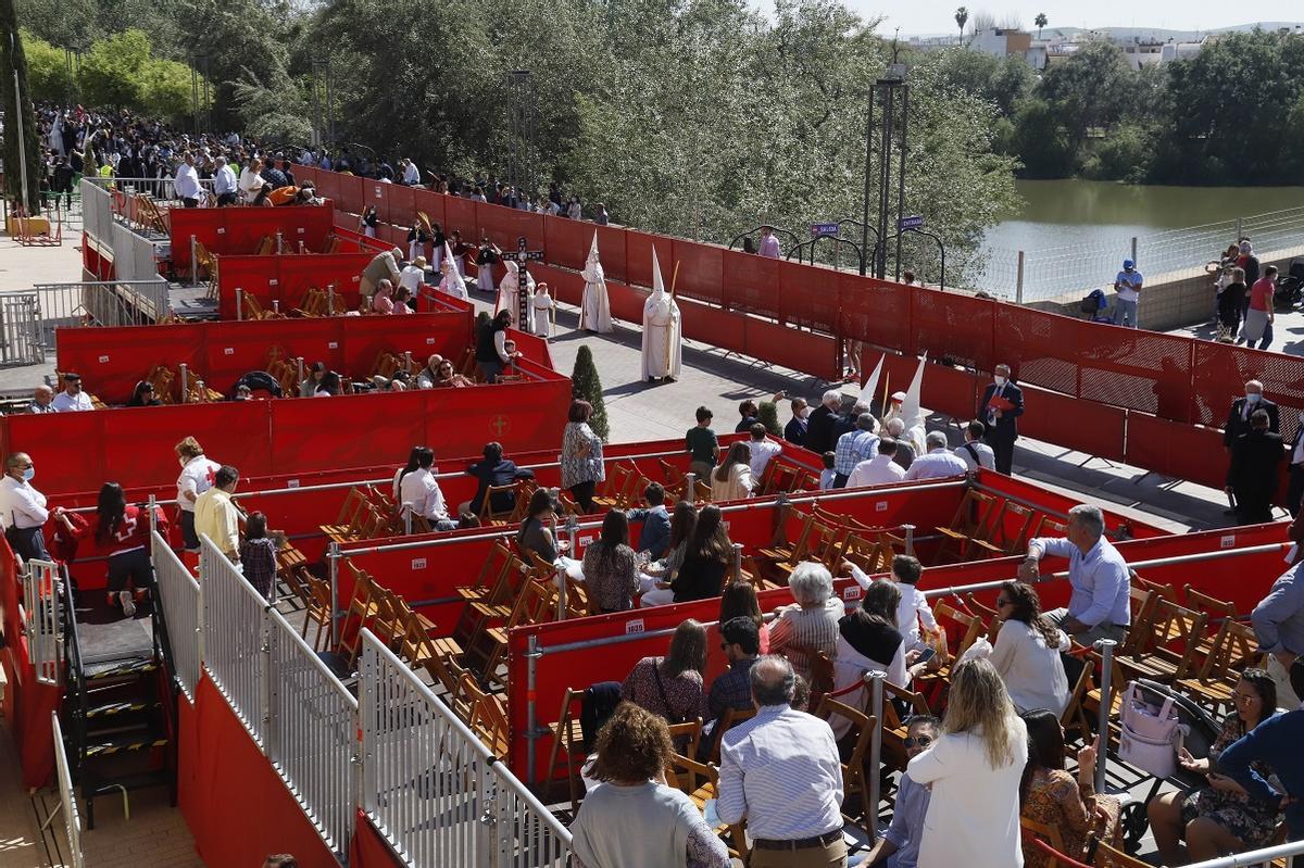 Palcos en la carrera oficial de la Semana Santa de Córdoba, en una imagen de archivo.