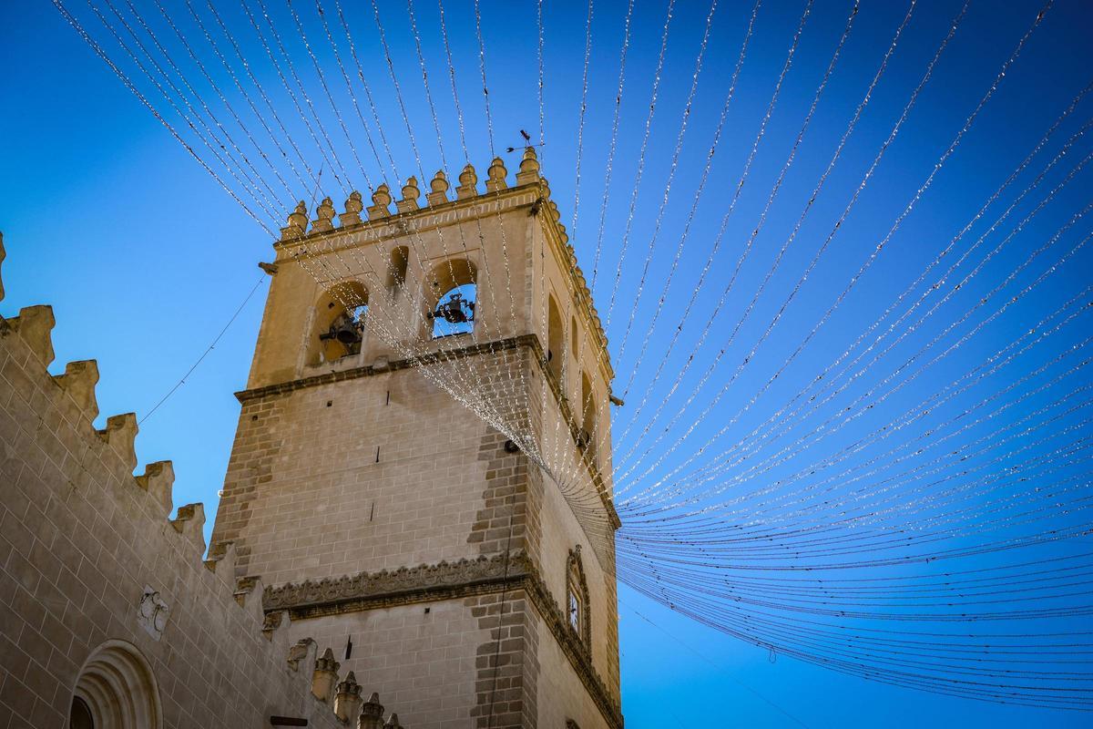 Imagen de la guirnalda que se estaba instalando desde la Catedral de Badajoz minutos antes de desplomarse.