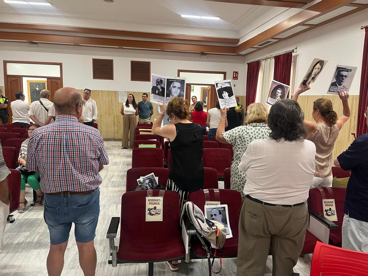 Parte de la ciudadanía asistente en el salón de plenos han dado la espalda al concejal de Vox Miguel Castellano mientras defendía su argumentario.