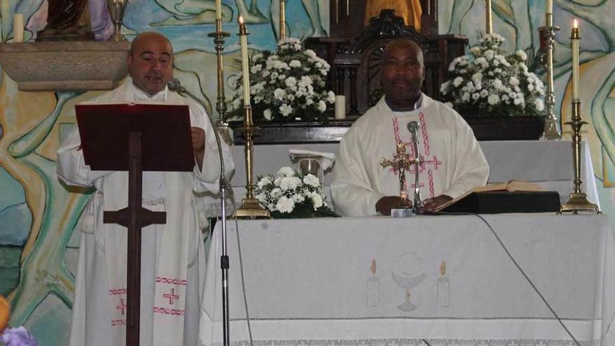 Rubén Pulido y Recaredo Engonga durante la liturgia.