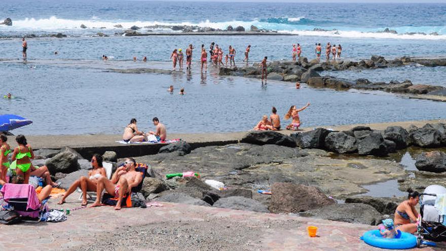 Bañistas en las piscinas naturales de El Puertillo, en la costa de Arucas.