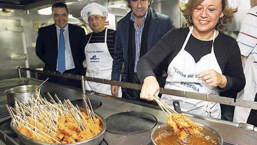 De iz. a d., Luis López Boado, Tito Meijide, José Enrique Pereira y Carmen Albo, en la cocina del &quot;Argos Pereira&quot;. // Ricardo Grobas