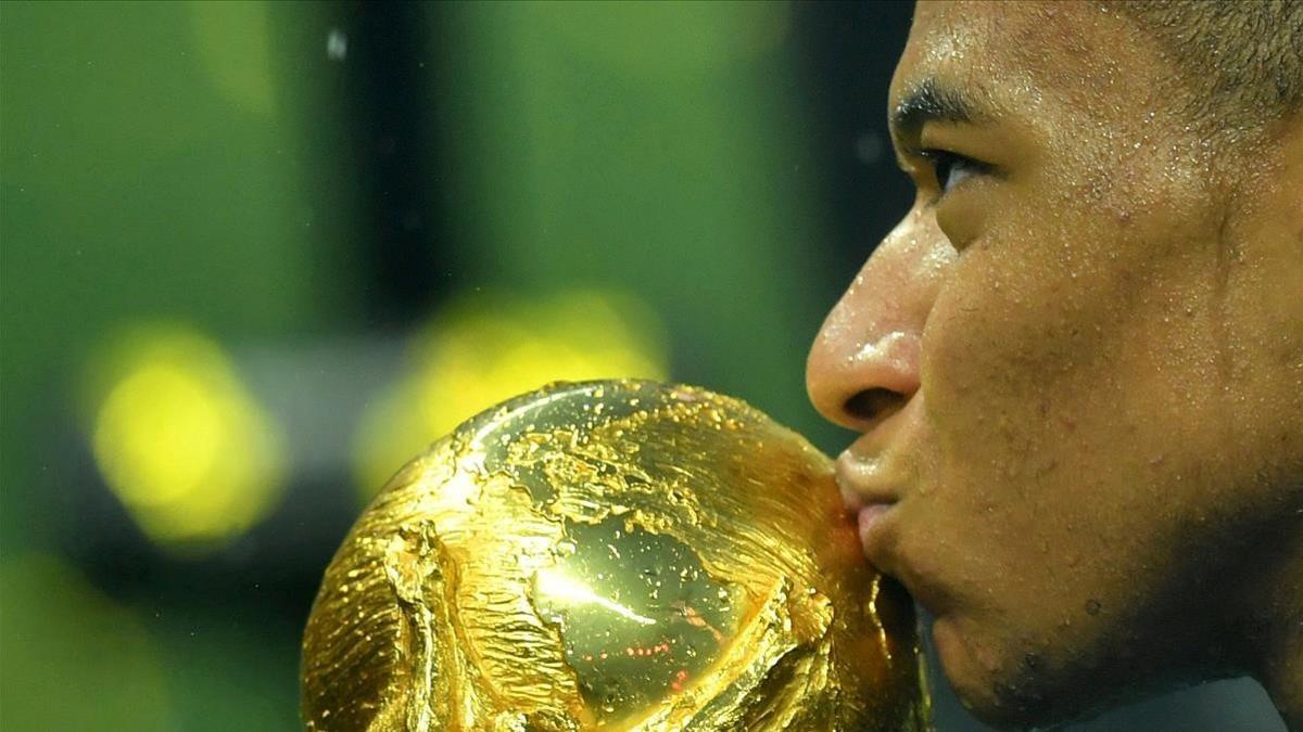 Mbappé besa la Copa del Mundo en Moscú.