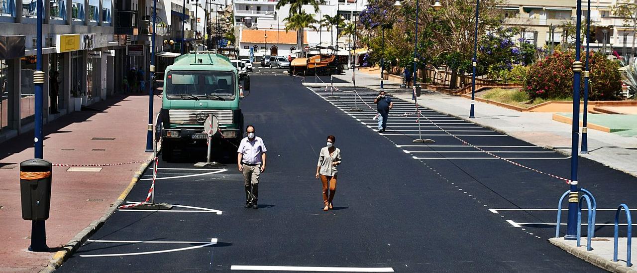 La alcaldesa Onalia Bueno, en el centro, junto a Ernesto Hernández, por una de las vias con el nuevo asfaltado. | A.M.