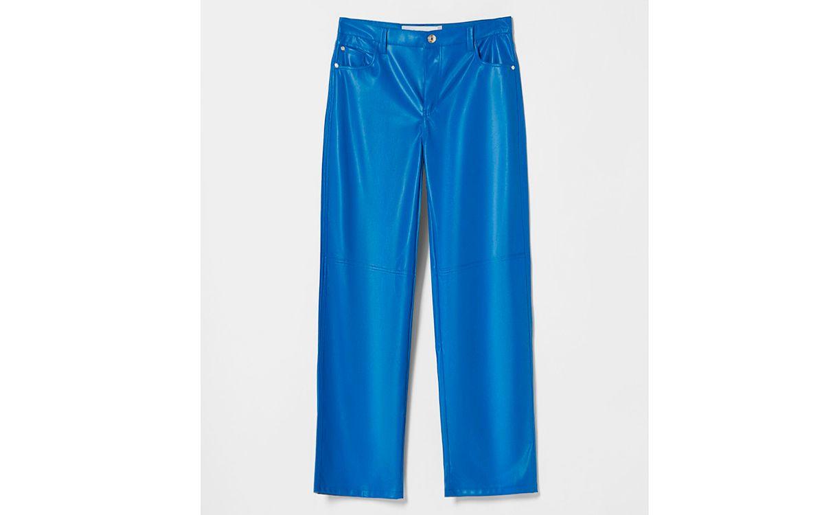 Pantalón efecto piel en azul índigo, de Bershka.