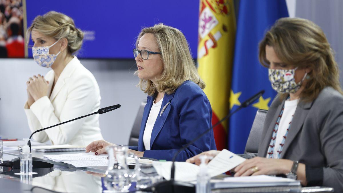 Yolanda Díaz, Nadia Calviño y Reyes Maroto.