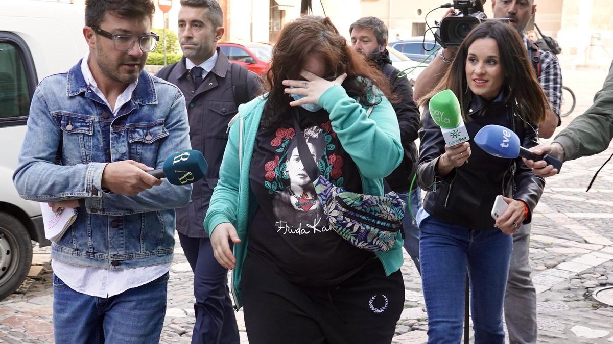Llegada de la acusada al juicio.
