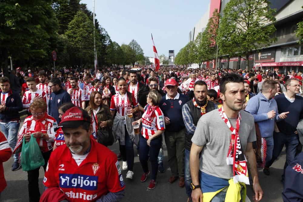 Ambientazo rojiblanco en los aledaños de El Molinón antes del partido