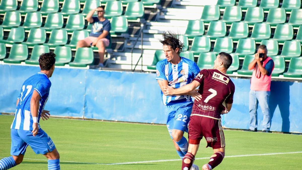 Revuelta se lleva el balón ante Soriano.