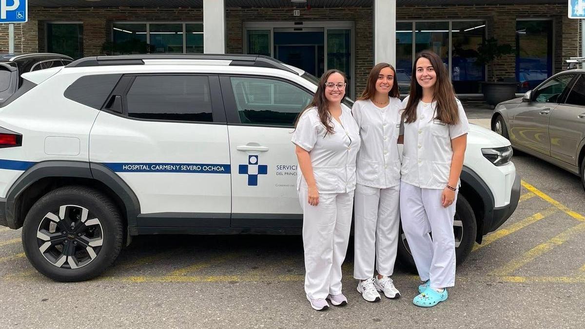 Por la izquierda, Alejandra González, Lucía Antón y Esther Álvarez, las enfermeras del Hospital de Día de Hematología a Domicilio.
