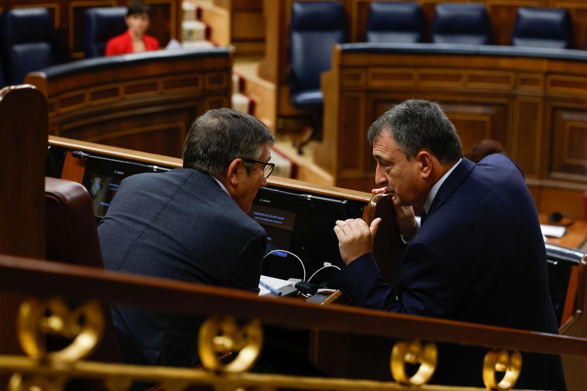Patxi López y Aitor Esteban, en el Congreso de los Diputados.