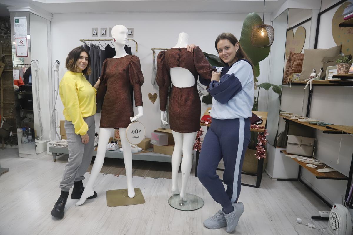 Andrea Pareja y Paula Pérez, con el vestido ‘Medusa’.