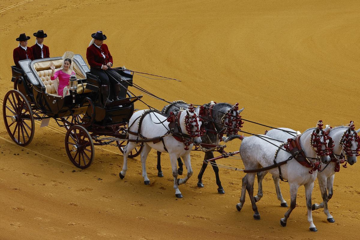 La deportista Carolina Marín Madrina de la XXXIX Exhibición de Enganches de Sevilla con la participación de un total de 94 carruajes de España, Portugal, Italia y Estados Unidos.