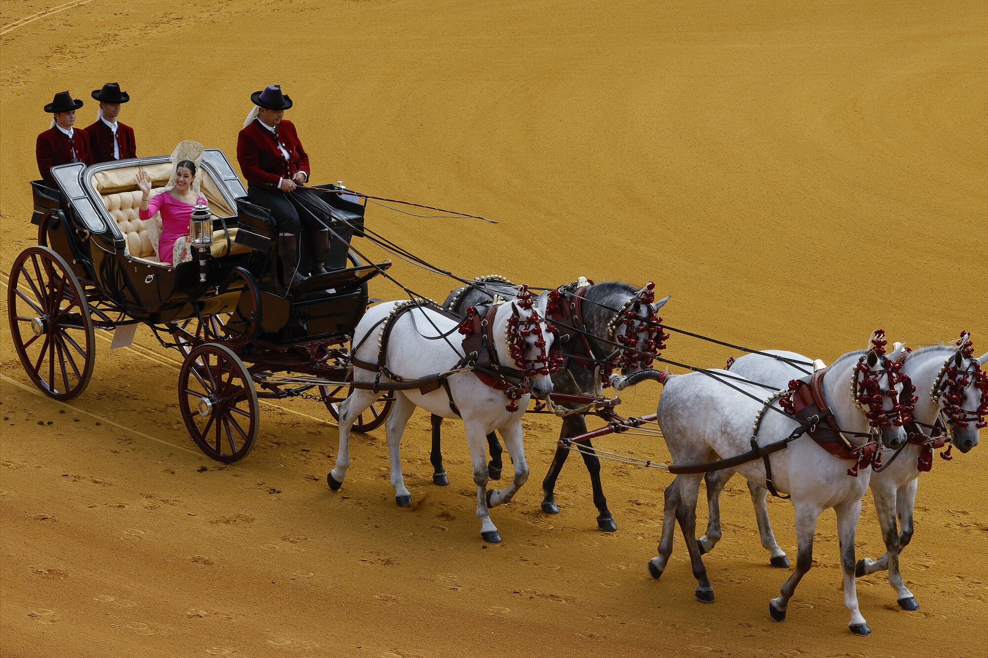 SEVILLA, 07/05/2025.- La deportista Carolina Marín Madrina de la XXXIX Exhibición de Enganches de Sevilla con la participación de un total de 94 carruajes de España, Portugal, Italia y Estados Unidos. EFE /José Manuel Vidal