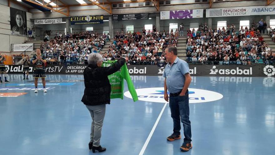 La viuda de José Saiz Penelas muestra la camiseta entregada por el club y agradece el cariño del pabellón de O Gatañal. |  // FDV