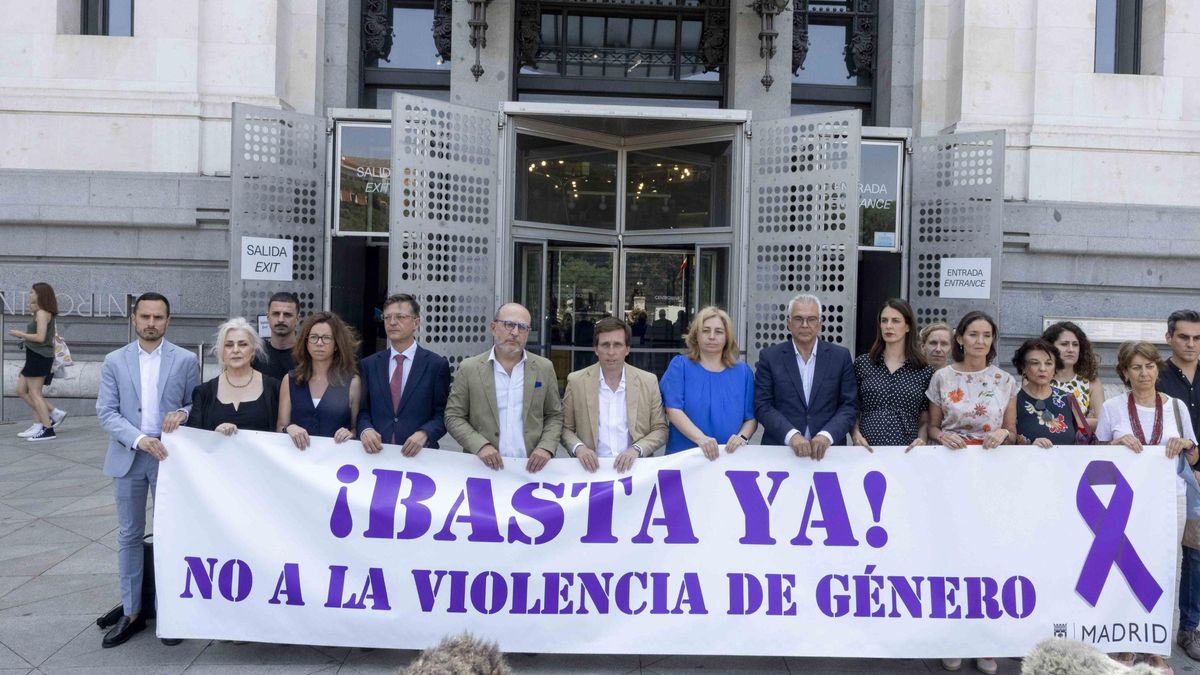 Almeida junto representantes de su equipo de Gobierno y de la oposición en el minuto de silencio.