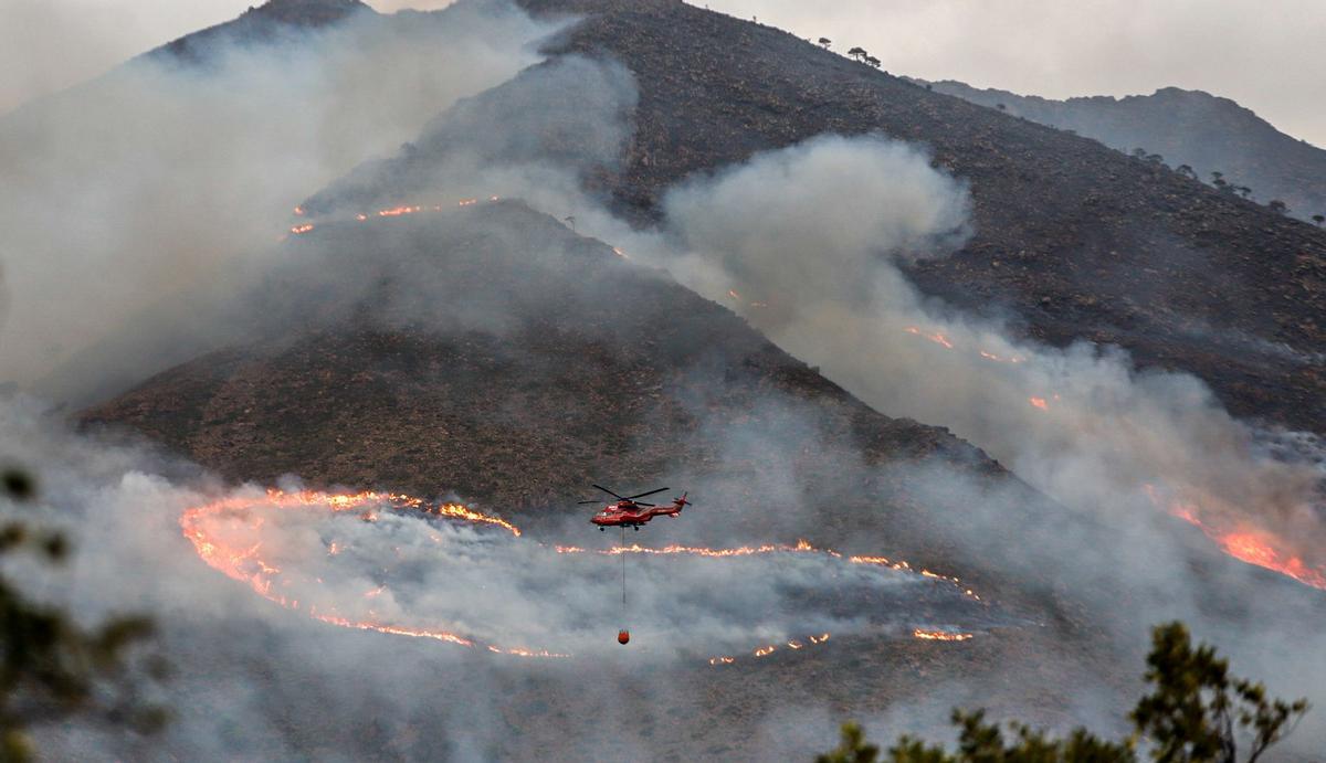 Un helicóptero ayuda a las tareas de extinción del incendio en Sierra Bermeja, en 2021.