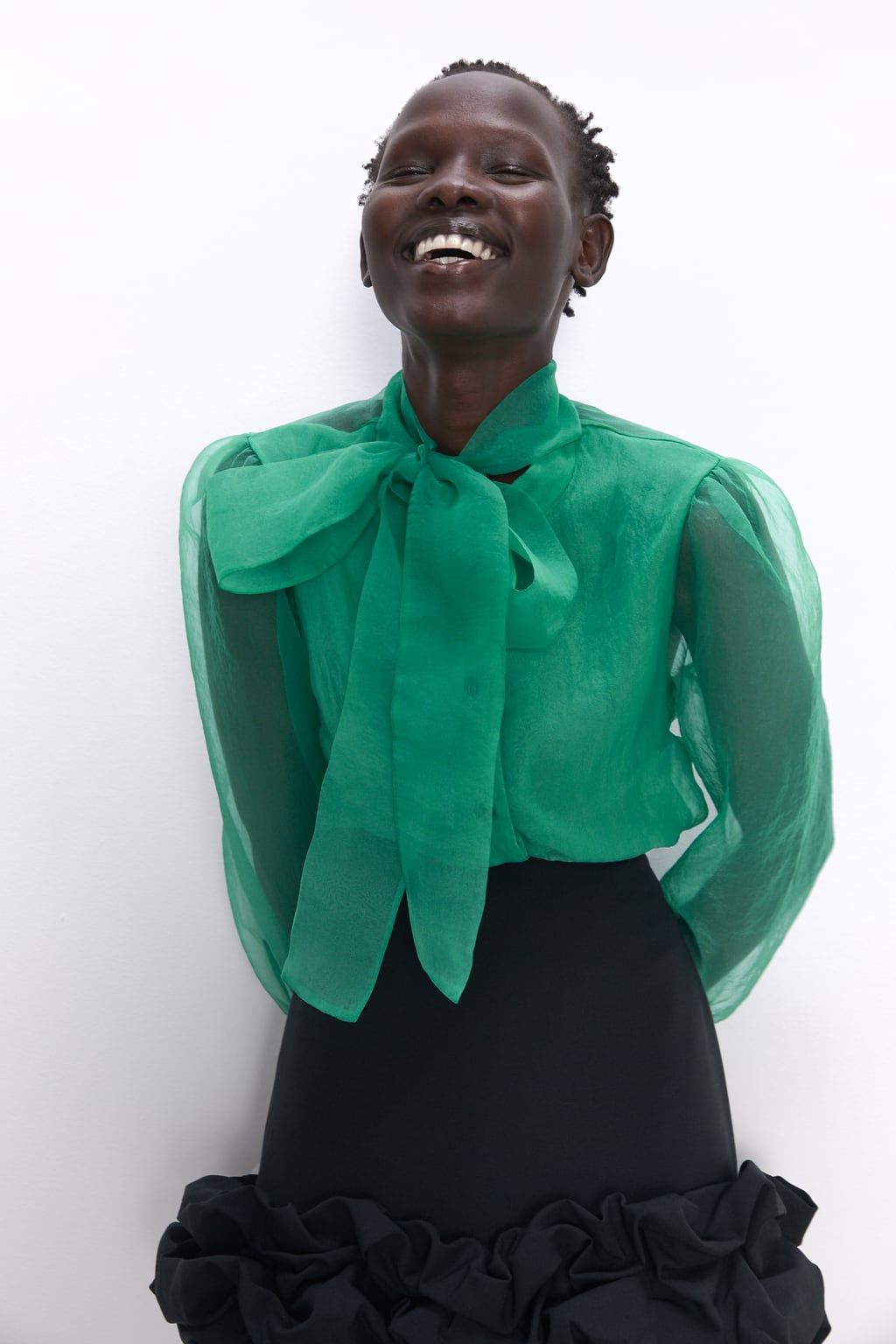 Blusa de organza transparente en color verde diseñada por Zara que Mery Turiel tiene en su vestidor
