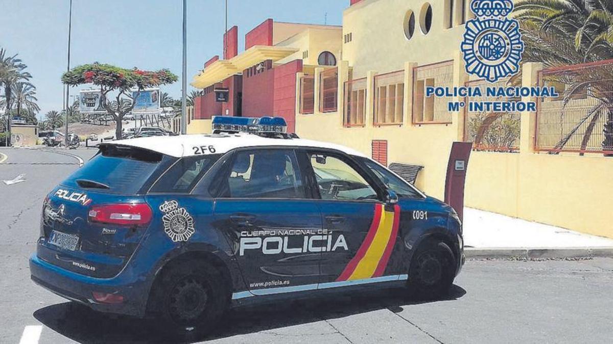 Un vehículo policial de la Comisaría Sur de Tenerife.