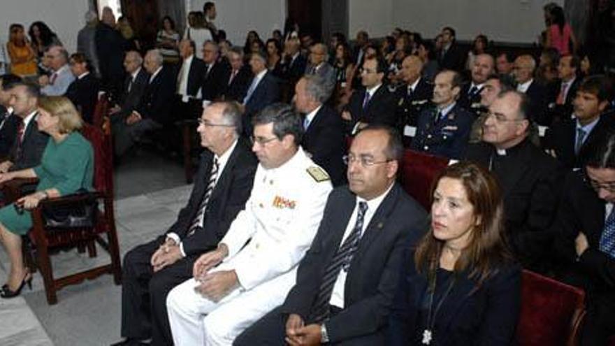 La Sala de Audiencia de la Audiencia Provincial acogió a personalidades del mundo de la justicia, de la política, militar y religioso. i ANDRÉS CRUZ