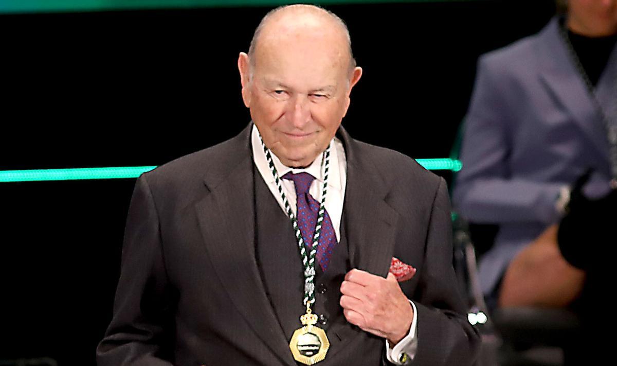 Álvaro Domecq Romero con la Medalla de Andalucía en 2024.