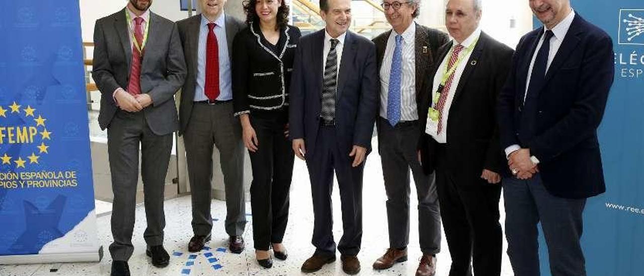 El alcalde y presidente de la Femp (c.), ayer, con responsables de Red Eléctrica en Bilbao. // FdV