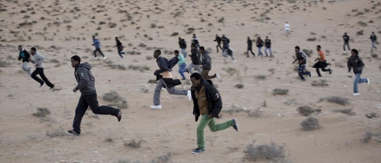 Refugiados africanos, considerados ilegales por Israel, huyen de las autoridades migratorias de ese país a las afueras de Beersheva en una imagen de archivo del 2013.