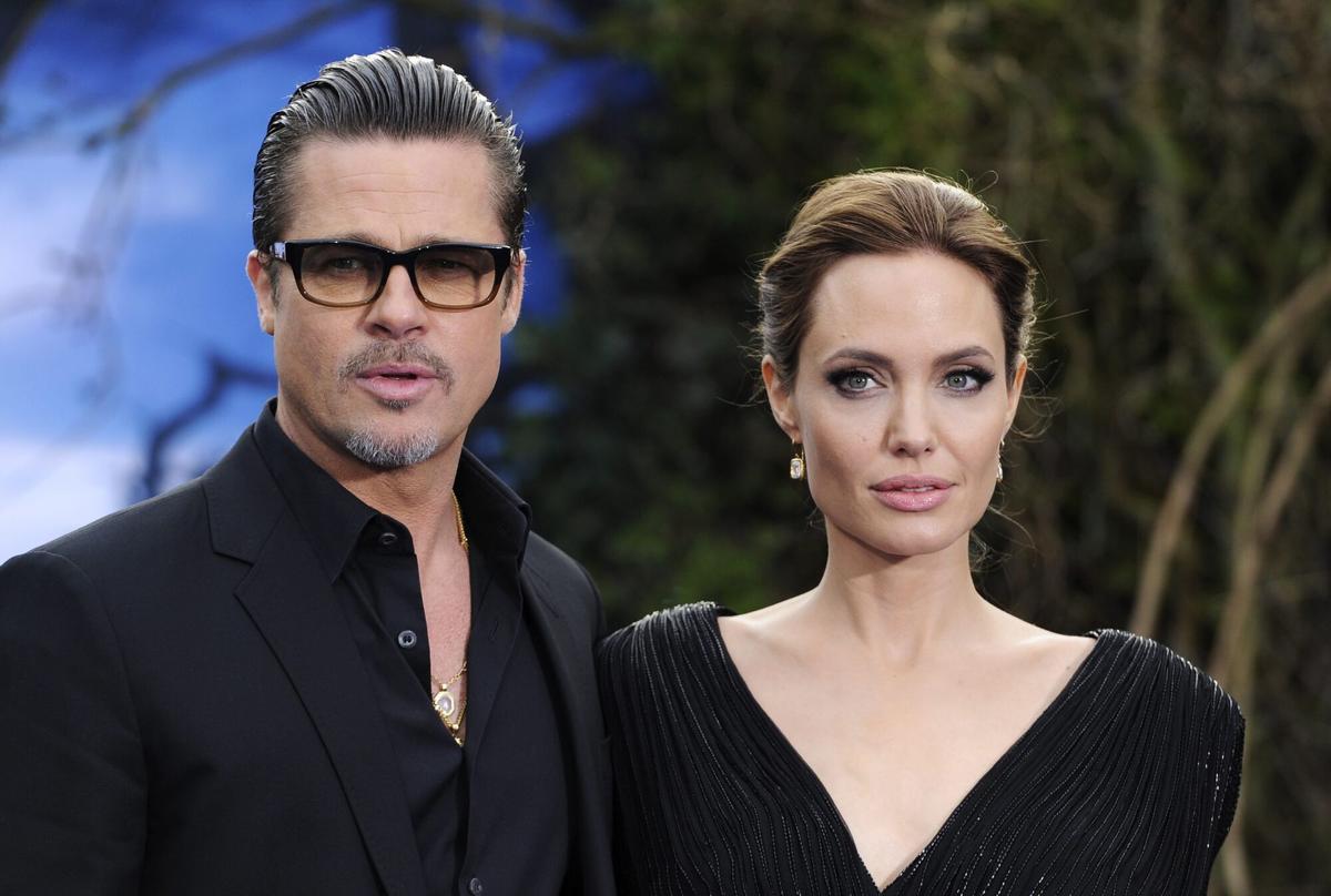 Fotografía de archivo tomada el 8 de mayo de 2014 de Angelina Jolie (d) y Brad Pitt (i) a su llegada a un evento especial para presentar el vestuario de 'Maléfica'.