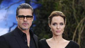 FMA009 LONDRES (REINO UNIDO) 10/01/2017.- Fotografía de archivo tomada el 8 de mayo de 2014 que muestra a los actores Angelina Jolie (d) y Brad Pitt (i) a su llegada a un evento especial para presentar el vestuario de Maléfica en el Palacio Kensington en Londres (Reino Unido). Según informan medios de comunicación, la expareja ha anunciado haber alcanzado un acuerdo de divorcio para proteger a los seis hijos que ambos tienen en común. EFE/Facundo Arrizabalaga