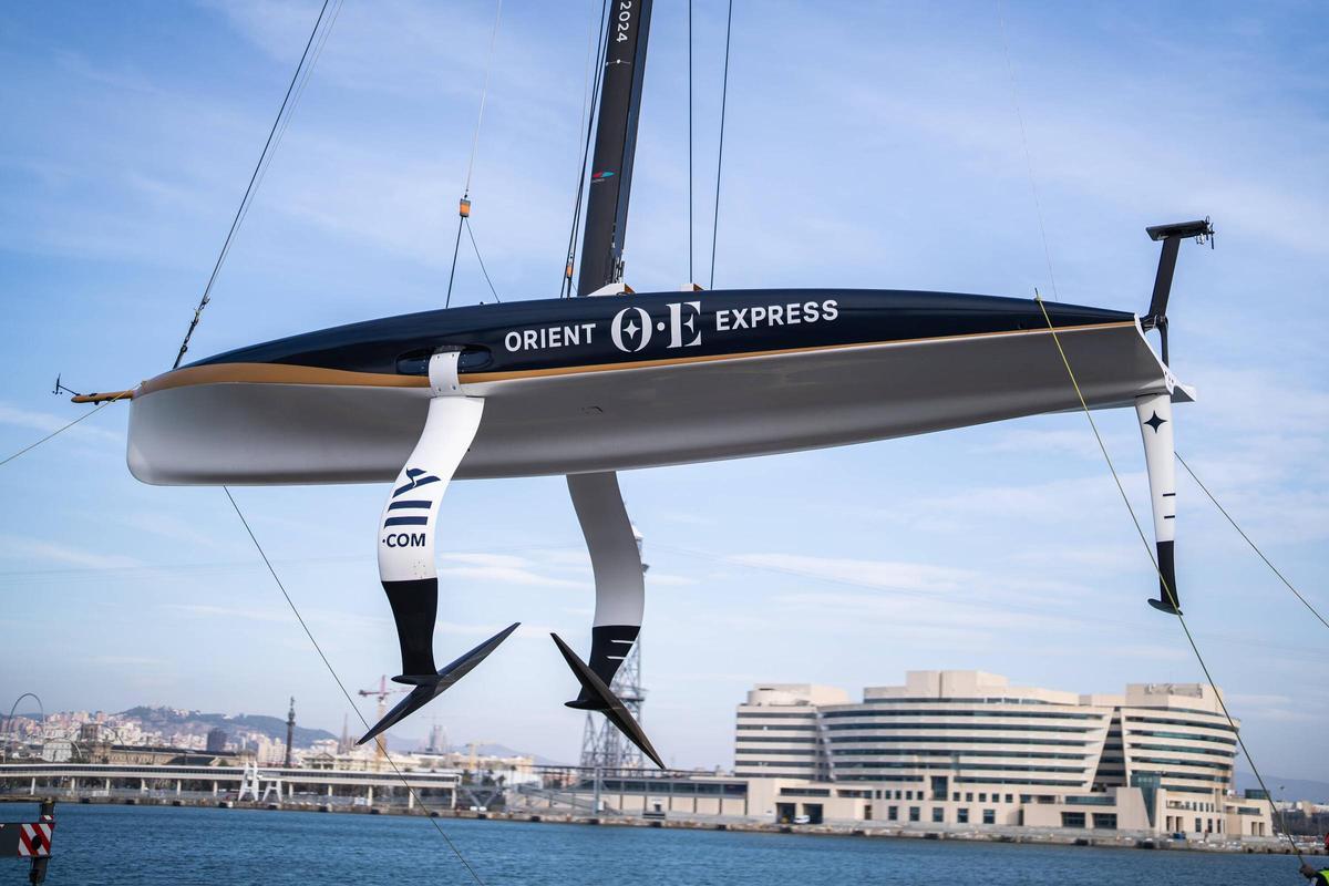 El AC40 del equipo francés de la Copa América de vela, Orient Express Racing Team, a punto de entrar al agua desde su base del Moll de Ponent, en Barcelona, en febrero de 2024.