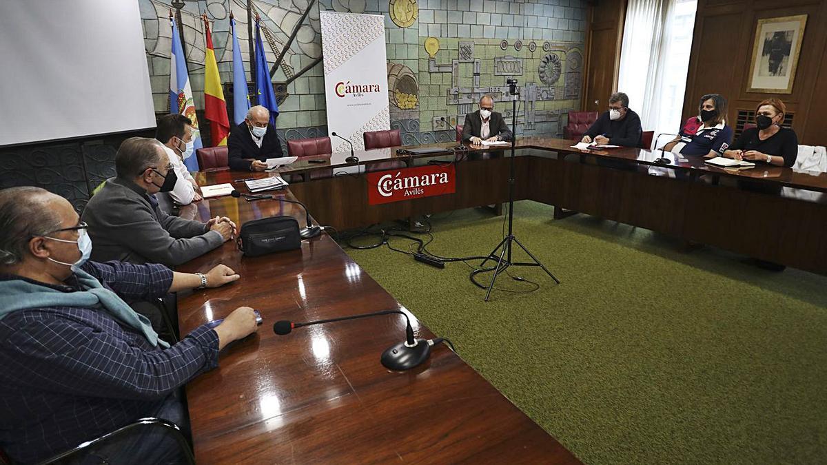 Los representantes de la Unión Comarcal de CC OO y los de la Cámara de Comercio, ayer, durante el encuentro en el salón de actos del ente empresarial. | Ricardo Solís