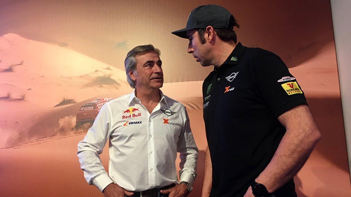 Carlos Sainz, junto a Nani Roma, en la presentación del proyecto de Mini para el Dakar