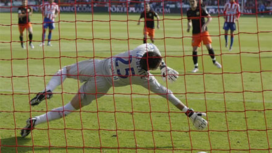 El «7» blanquinegro marcó de penalti en su vuelta a casa con el club de Mestalla.