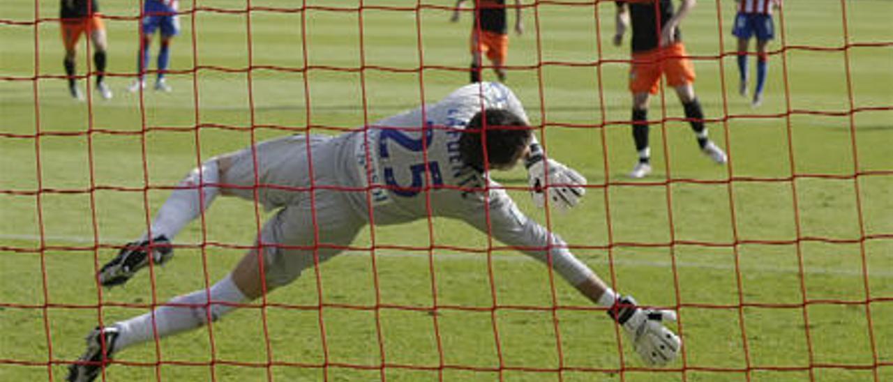 El «7» blanquinegro marcó de penalti en su vuelta a casa con el club de Mestalla.