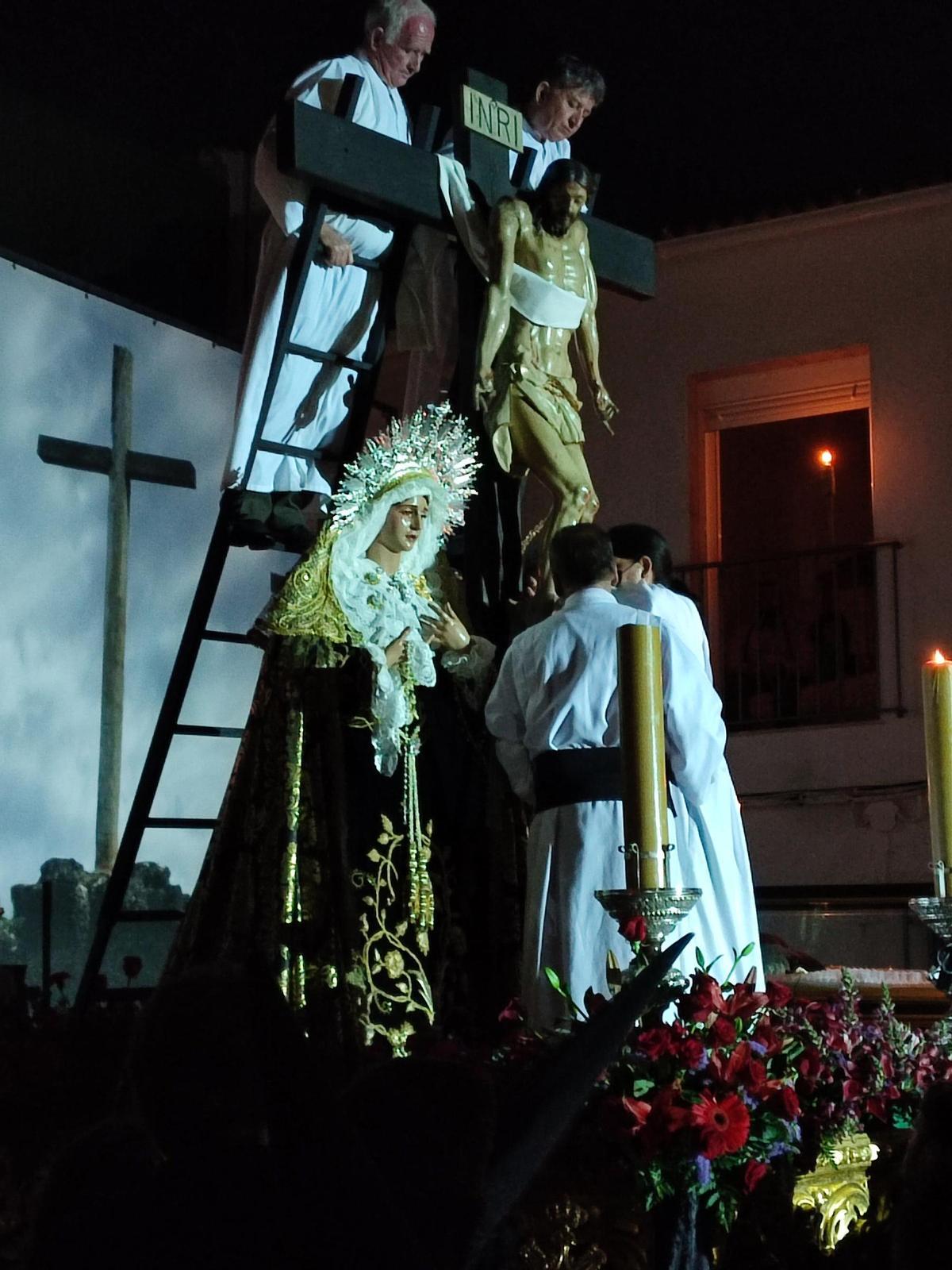 La Virgen de los Dolores, junto al Cristo de la Vera Cruz durante el acto del Descendimiento