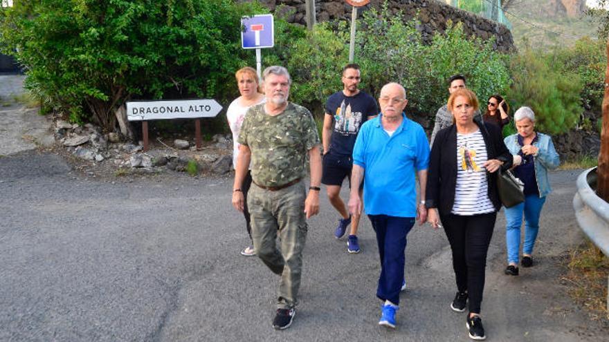 Mercedes Sanz, con los vecinos, durante su visita a El Dragonal.