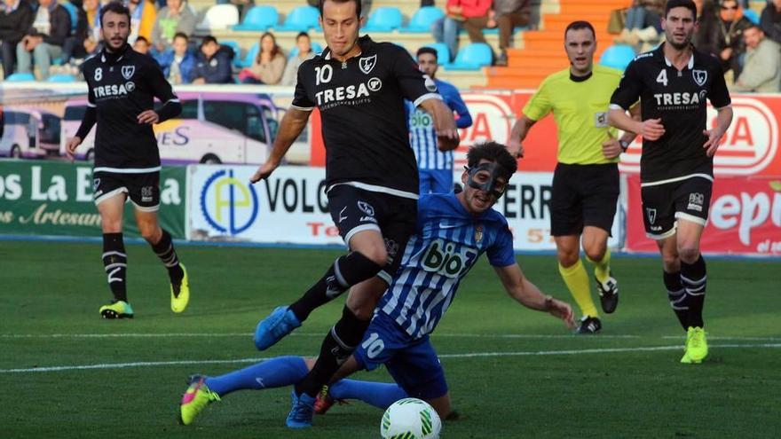 Álvaro Muñiz, en una jugada de ataque del Ponferradina-Lealtad de El Toralín.