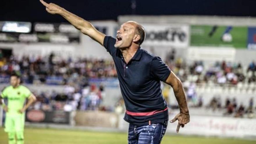 Vicente Mir, el próximo entrenador del Hércules, durante un partido del Alcoyano el pasado curso.