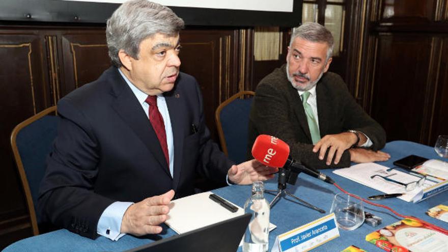 Javier Aranceta, izquierda, y Lluis Serra, este martes en el Gabinete Literario.