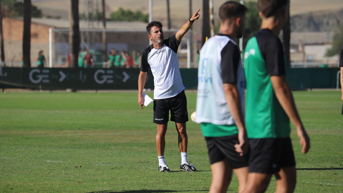 Iván Ania da instrucciones a sus jugadores durante el entreno del Córdoba CF en la Ciudad Deportiva, este lunes.